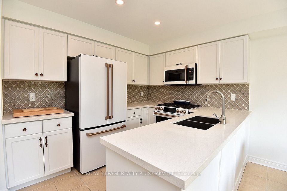546 Sandcherry Drive, Burlington, ON L7T 4L6 15
