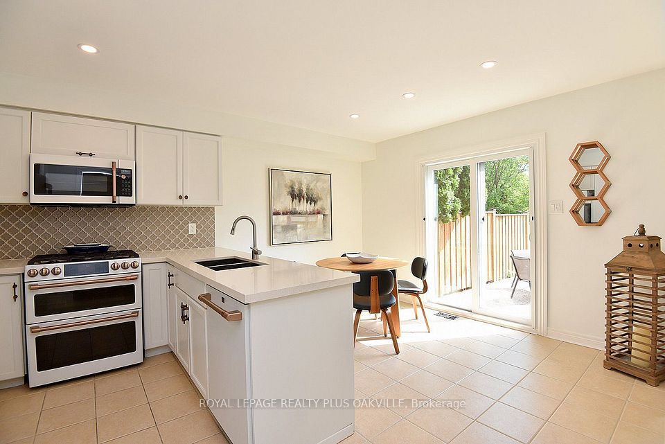 546 Sandcherry Drive, Burlington, ON L7T 4L6 22