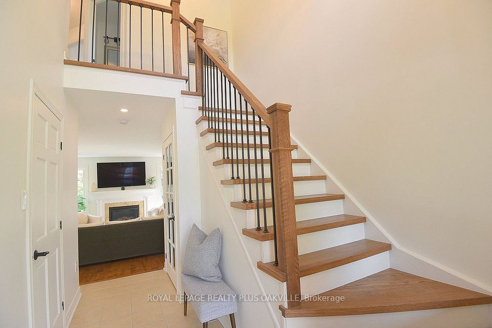 546 Sandcherry Drive, Burlington, ON L7T 4L6 6