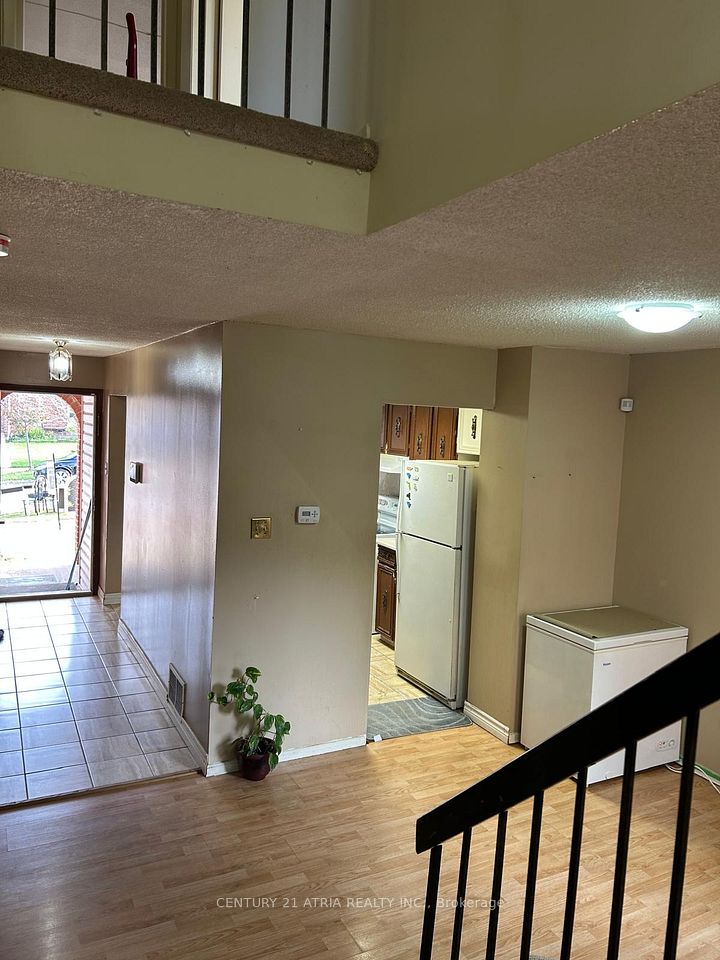 6 Lindridge Avenue, Brampton, ON L6S 3W9 5