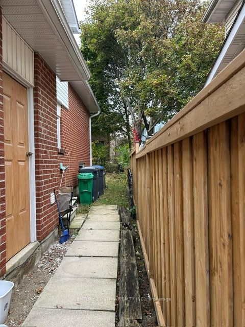 6 Lindridge Avenue, Brampton, ON L6S 3W9 19
