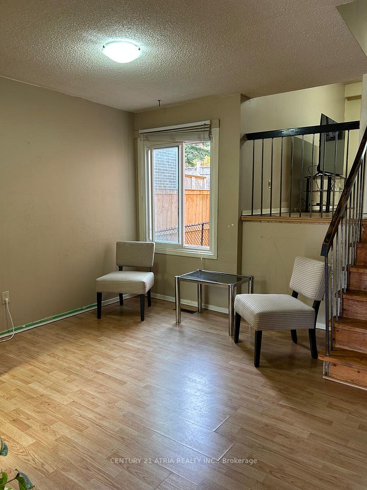 6 Lindridge Avenue, Brampton, ON L6S 3W9 4