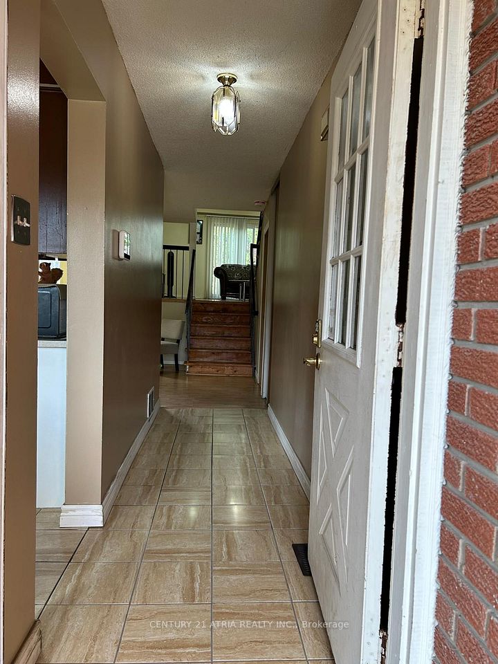 6 Lindridge Avenue, Brampton, ON L6S 3W9 2