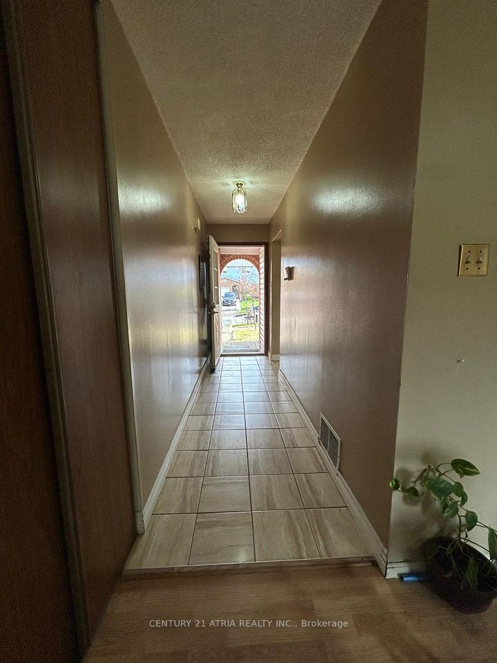 6 Lindridge Avenue, Brampton, ON L6S 3W9 3