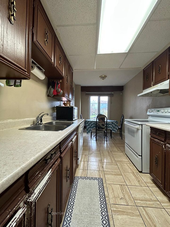 6 Lindridge Avenue, Brampton, ON L6S 3W9 6