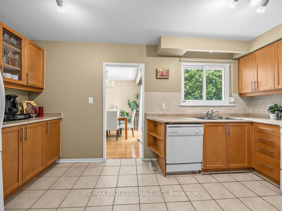 793 Netherton Crescent, Mississauga, ON L4Y 2M5 11