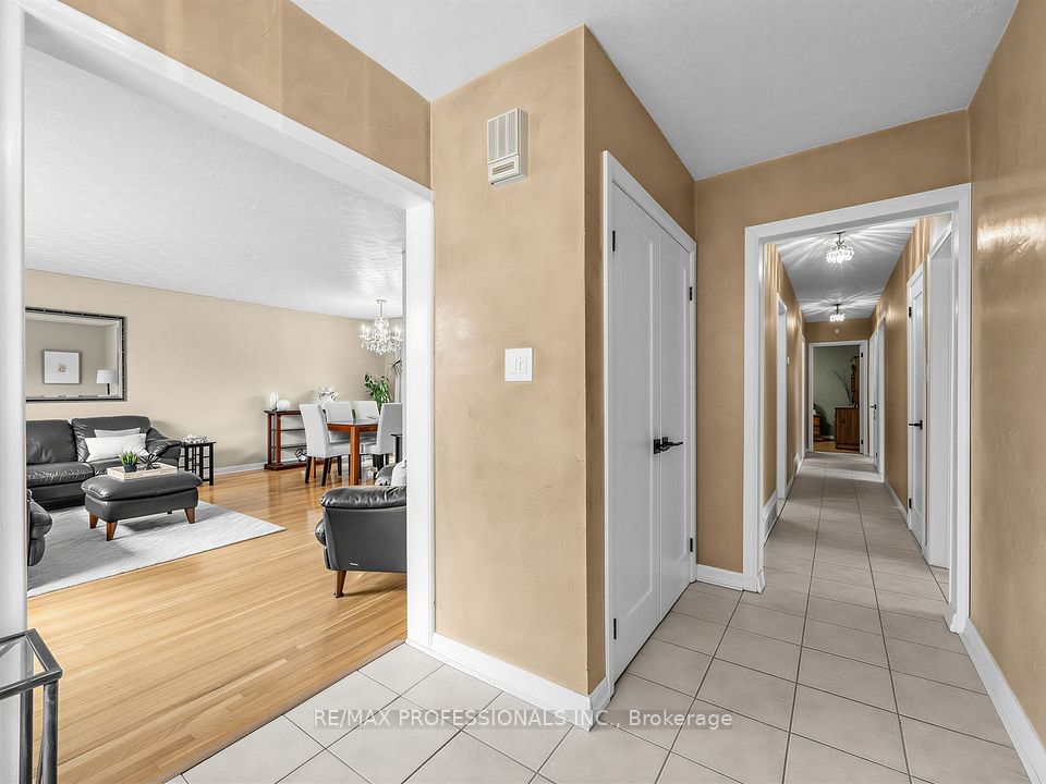 793 Netherton Crescent, Mississauga, ON L4Y 2M5 13