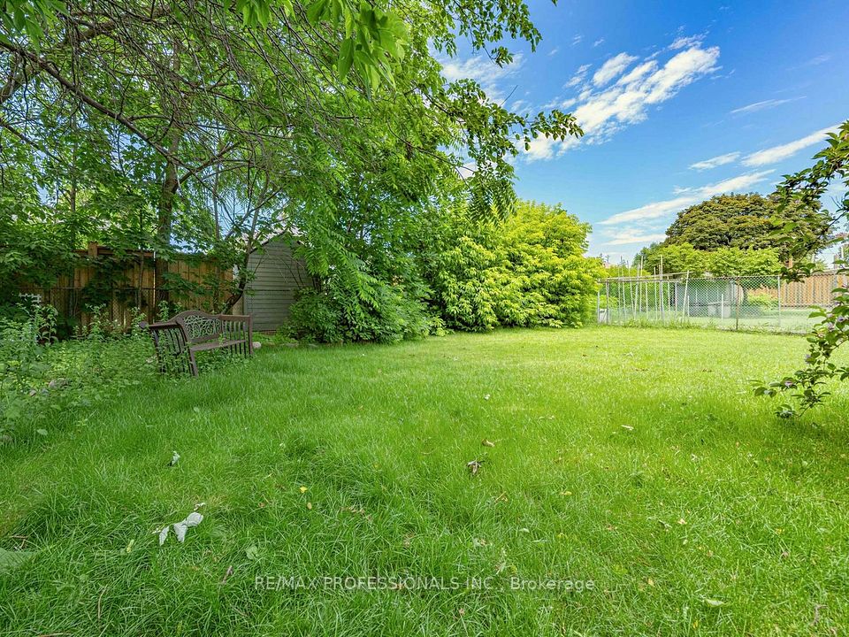 793 Netherton Crescent, Mississauga, ON L4Y 2M5 25