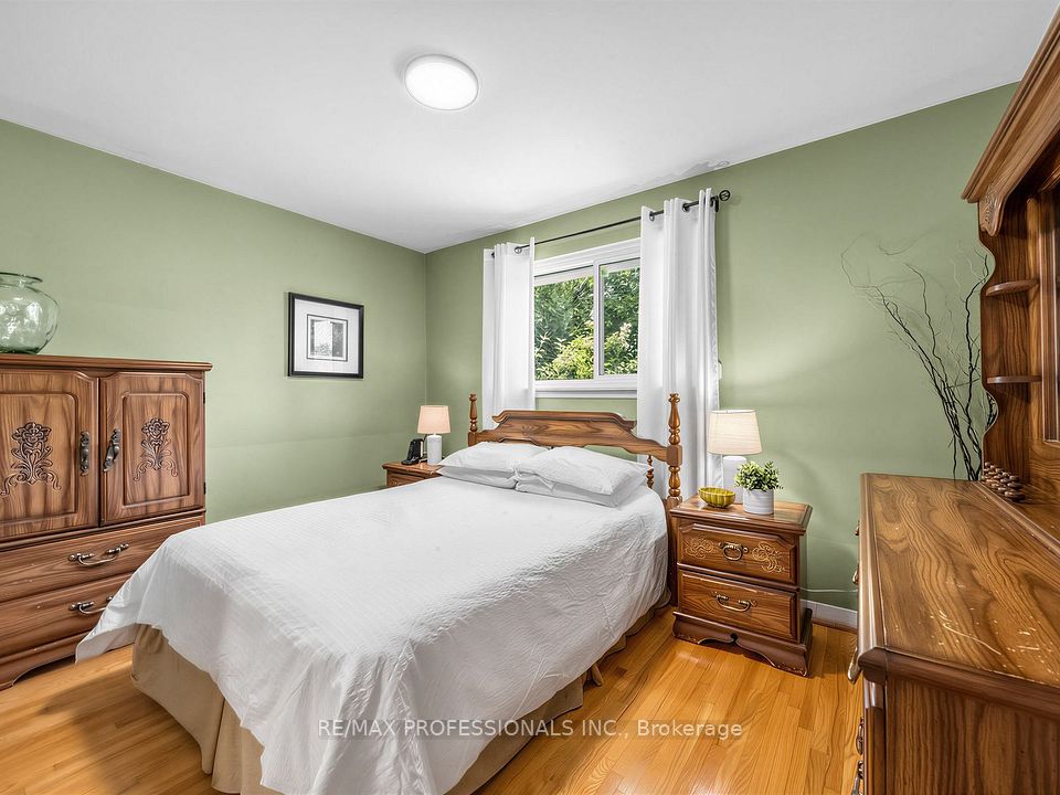 793 Netherton Crescent, Mississauga, ON L4Y 2M5 17