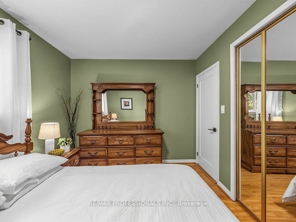 793 Netherton Crescent, Mississauga, ON L4Y 2M5 18