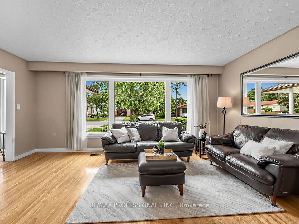 793 Netherton Crescent, Mississauga, ON L4Y 2M5 5