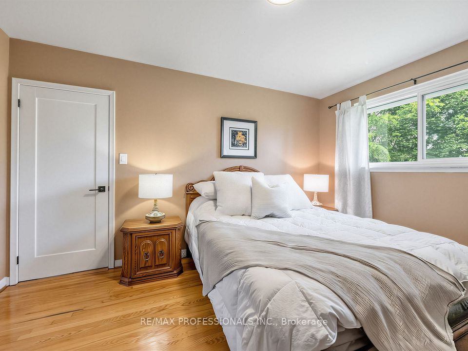 793 Netherton Crescent, Mississauga, ON L4Y 2M5 14