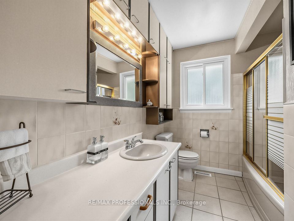 793 Netherton Crescent, Mississauga, ON L4Y 2M5 20