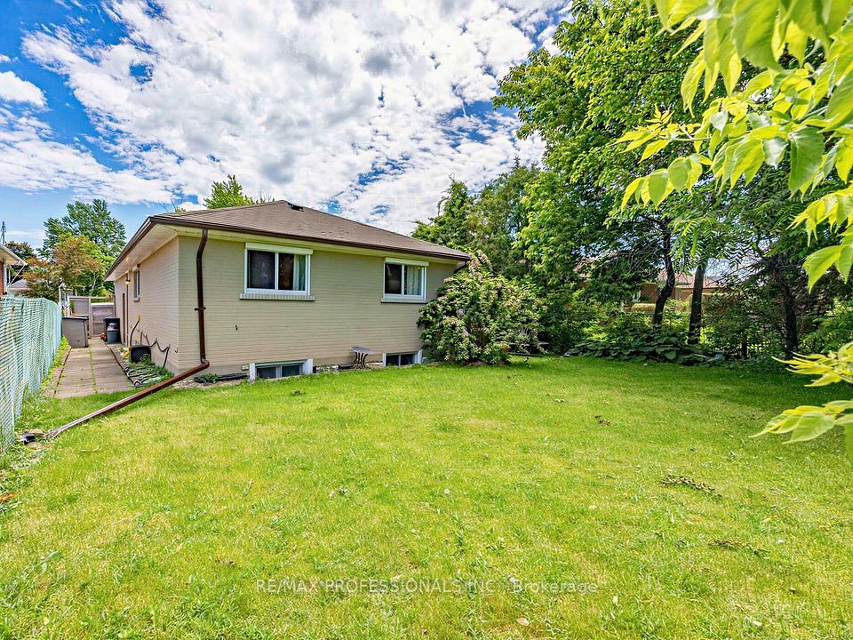 793 Netherton Crescent, Mississauga, ON L4Y 2M5 24