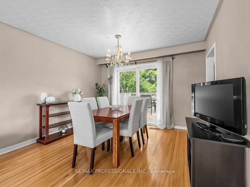 793 Netherton Crescent, Mississauga, ON L4Y 2M5 8