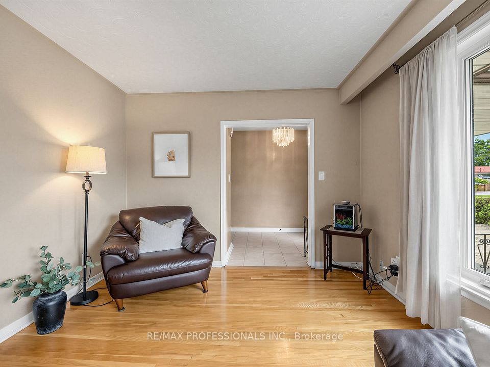793 Netherton Crescent, Mississauga, ON L4Y 2M5 6