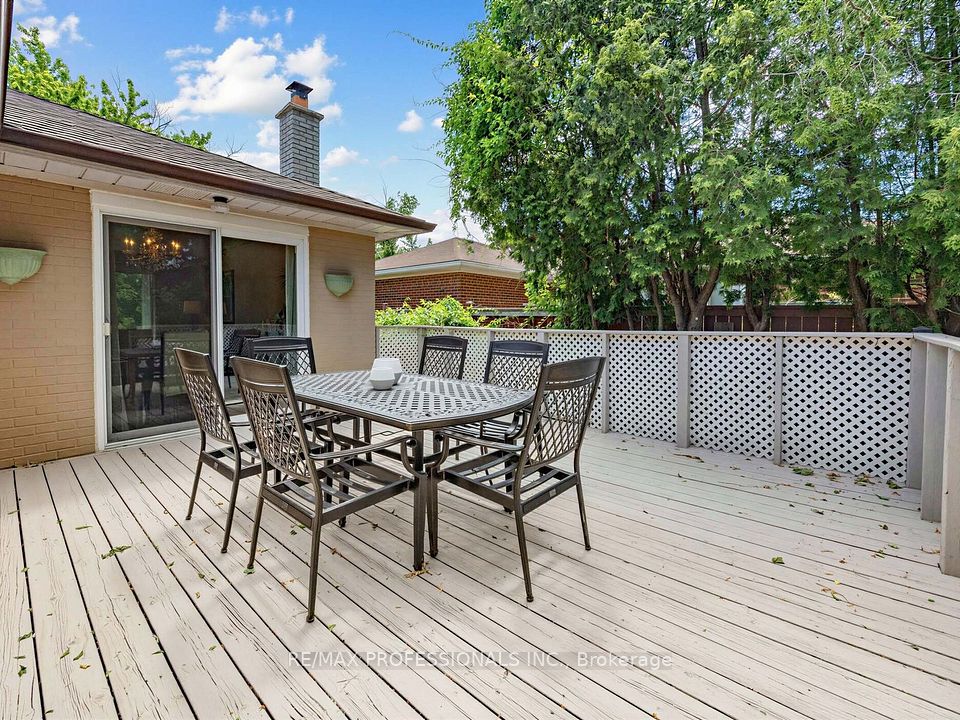 793 Netherton Crescent, Mississauga, ON L4Y 2M5 9