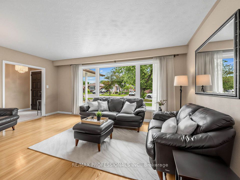 793 Netherton Crescent, Mississauga, ON L4Y 2M5 3