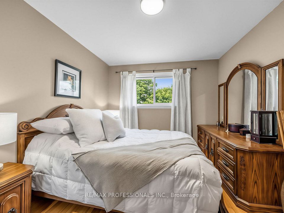 793 Netherton Crescent, Mississauga, ON L4Y 2M5 16