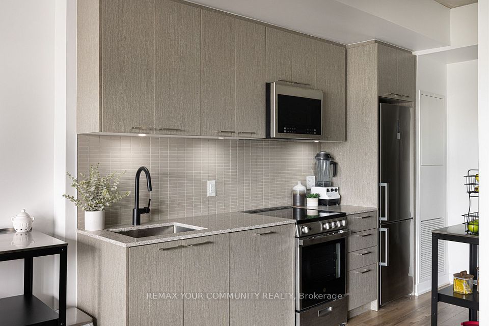 1808 St. Clair Avenue W 304, Toronto, ON M6N 0C1 12