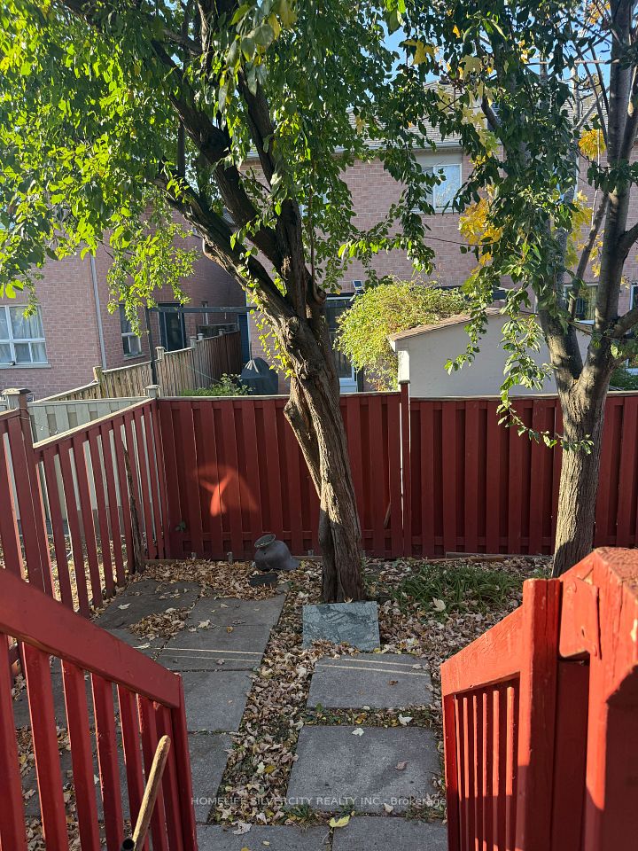 6 Eastview Gate, Brampton, ON L6P 1M6 16