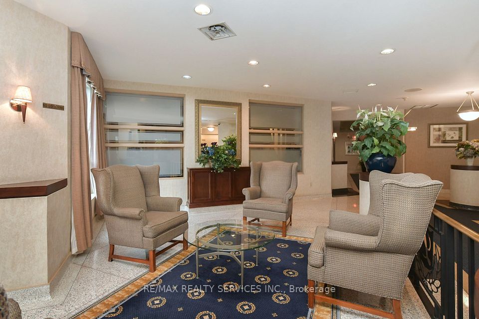 12 Laurelcrest Street 104, Brampton, ON L6S 5Y4 4