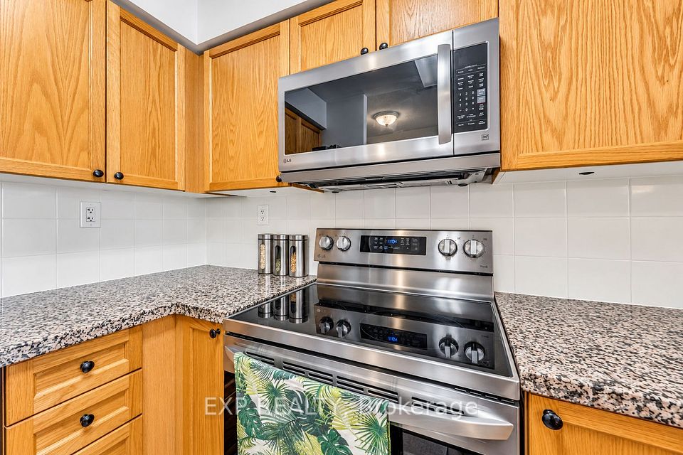5 Michael Power Place 709, Toronto, ON M9A 0A3 3