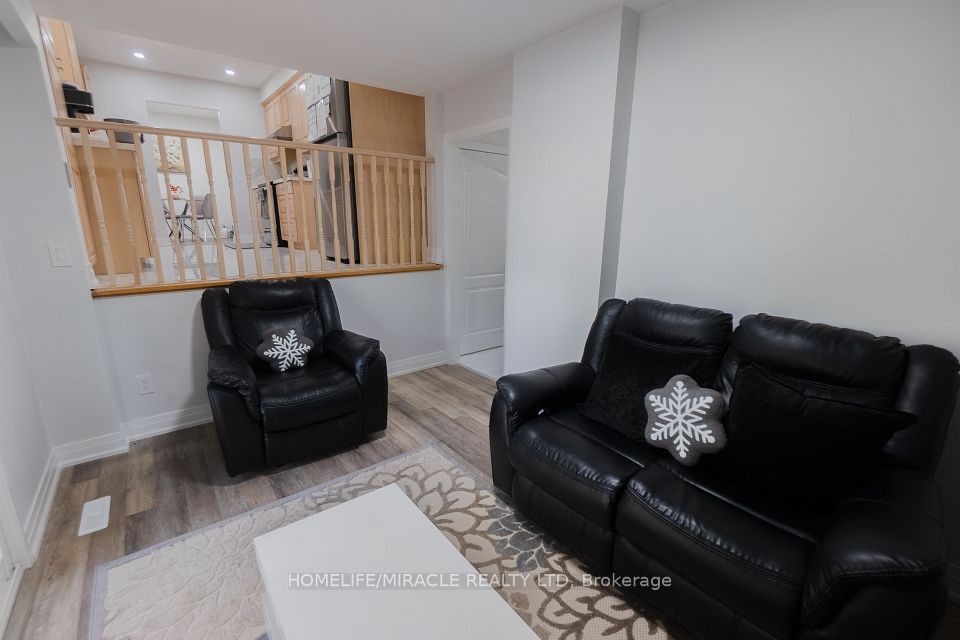 2581 Windjammer Road, Mississauga, ON L5L 1H7 6