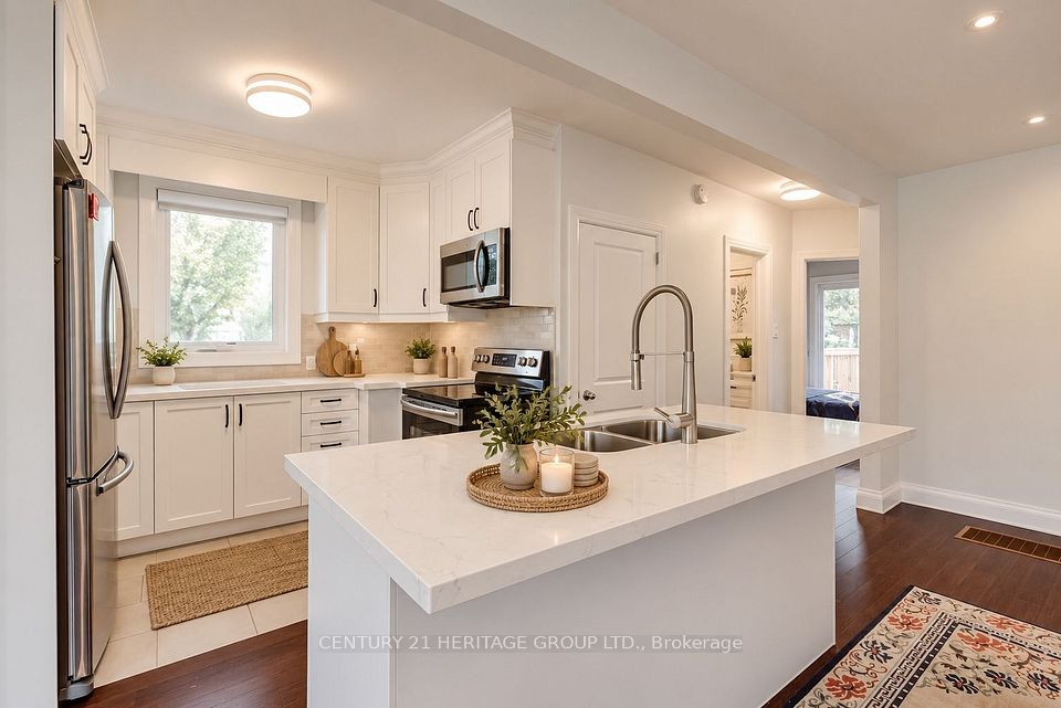 48 Stephen Drive, Toronto, ON M8Y 3M6 5