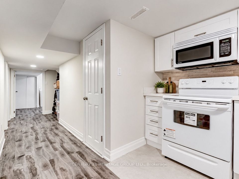 48 Stephen Drive, Toronto, ON M8Y 3M6 17