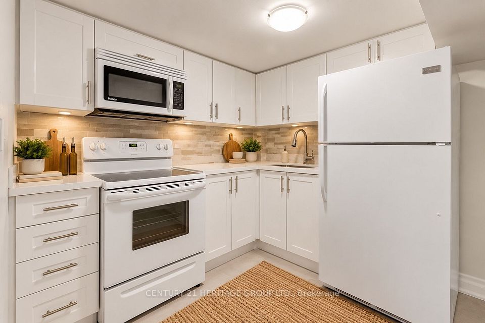 48 Stephen Drive, Toronto, ON M8Y 3M6 16