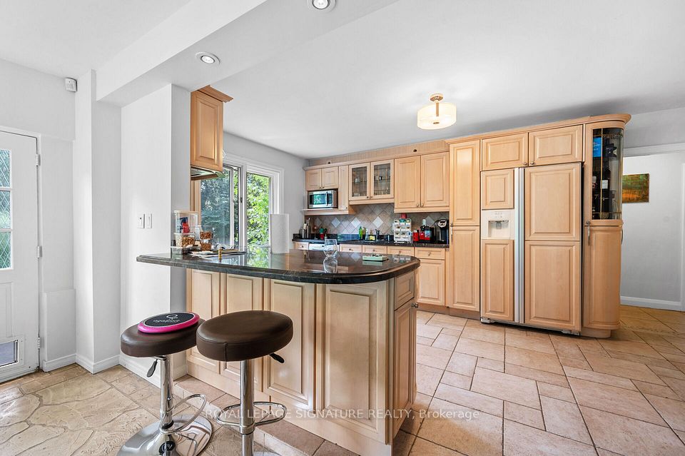 2234 Gordon Drive, Mississauga, ON L5B 1S9 11