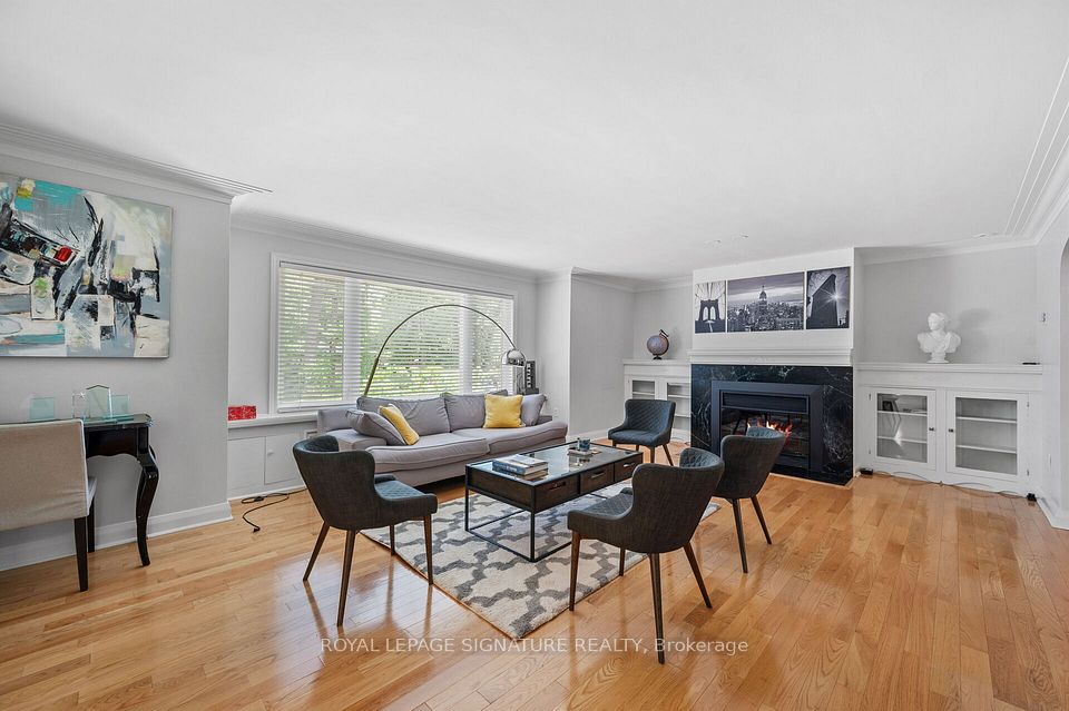 2234 Gordon Drive, Mississauga, ON L5B 1S9 6