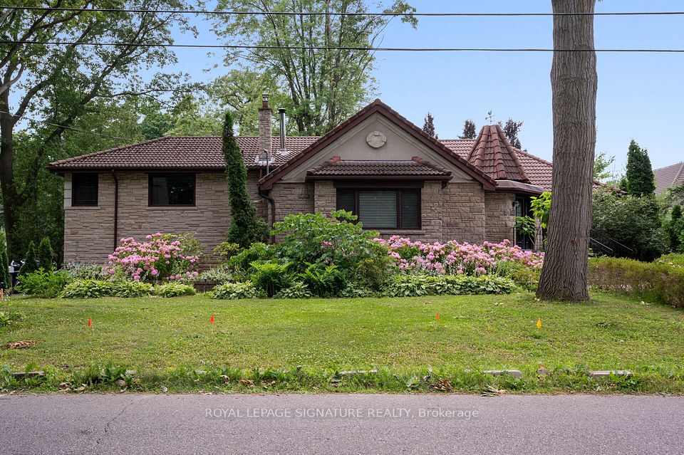 Detached at 2234 Gordon Drive, Mississauga, ON L5B 1S9
