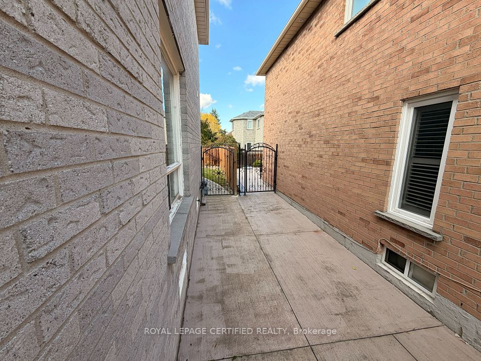1561 Wintergrove Gardens, Mississauga, ON L5M 3Z9 9