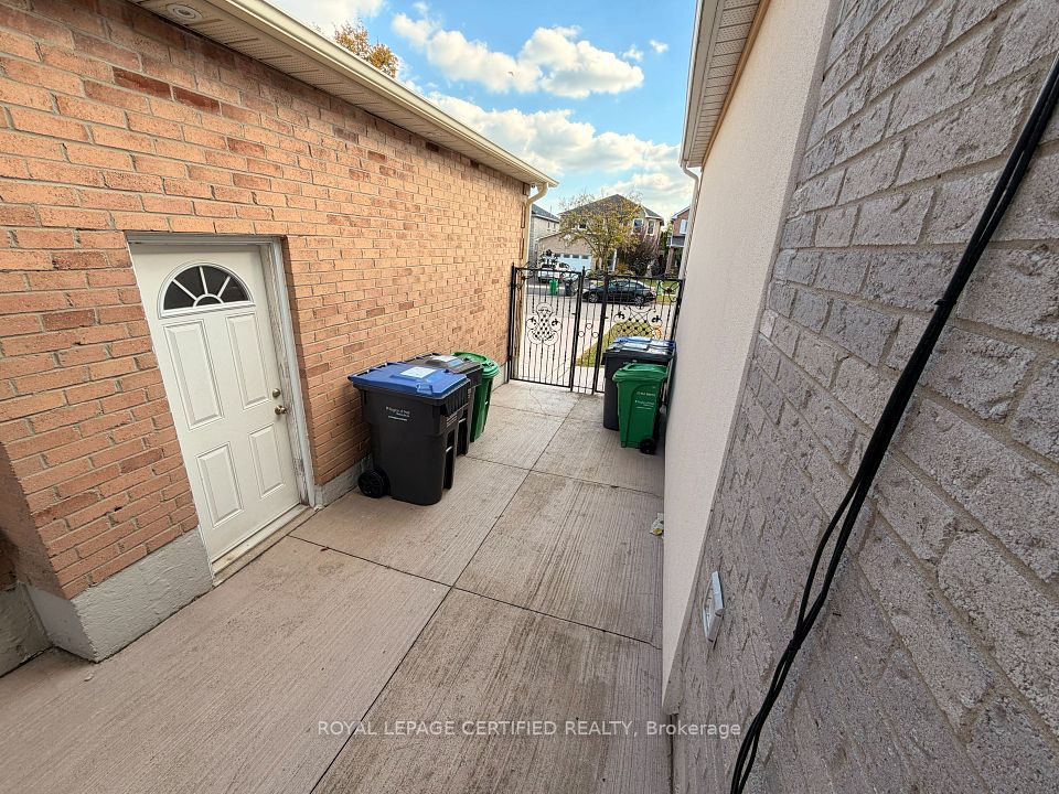 1561 Wintergrove Gardens, Mississauga, ON L5M 3Z9 8