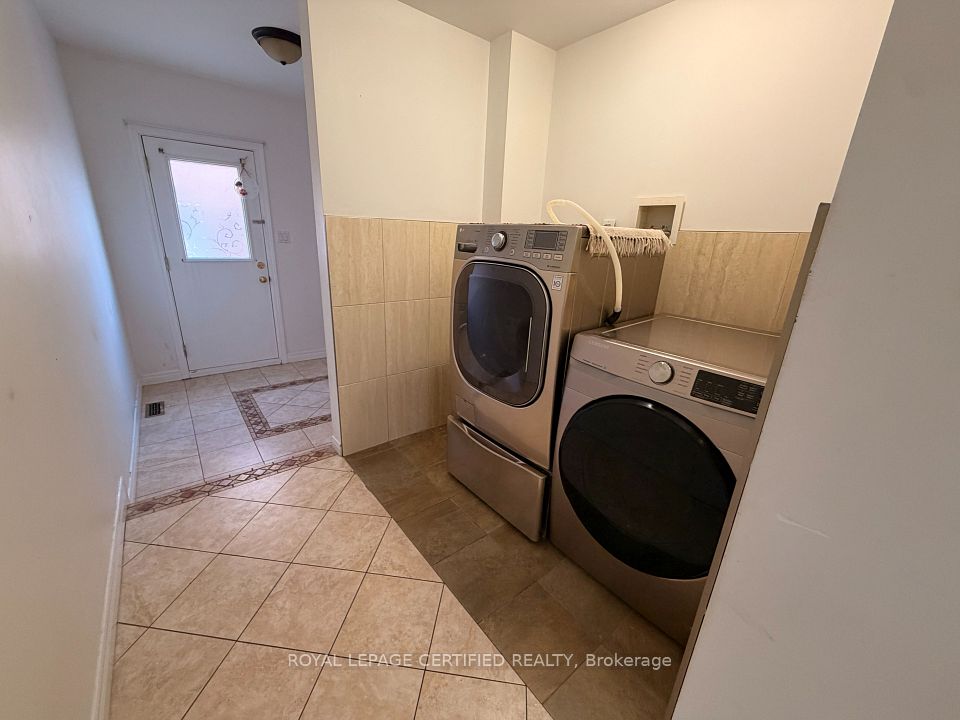 1561 Wintergrove Gardens, Mississauga, ON L5M 3Z9 6