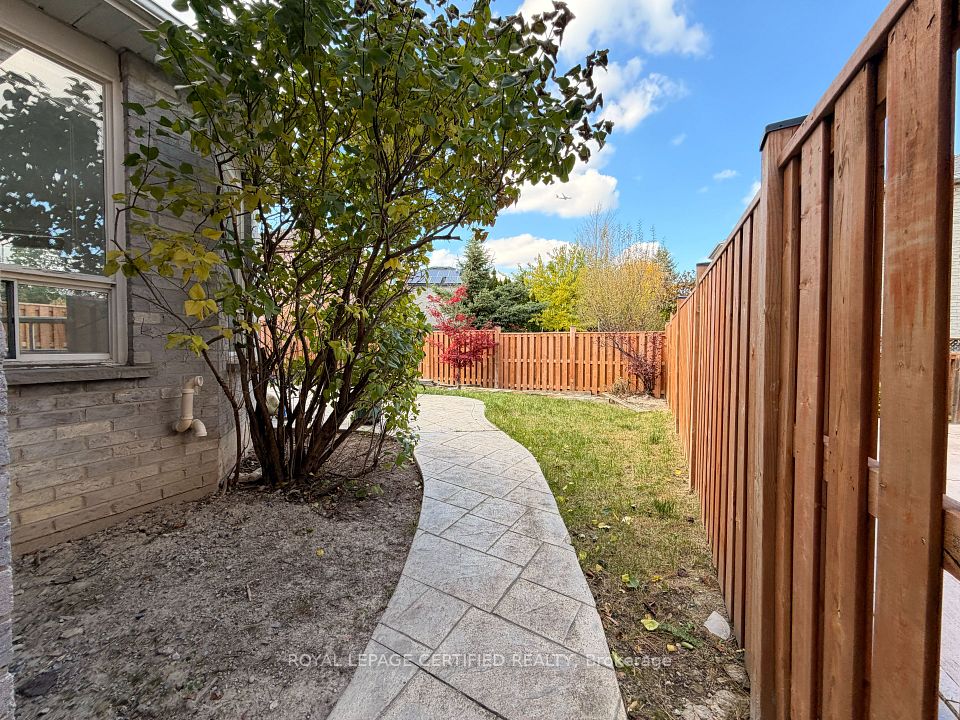 1561 Wintergrove Gardens, Mississauga, ON L5M 3Z9 10