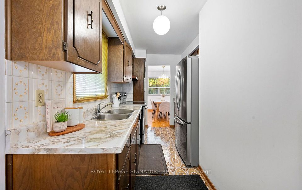 129 Cavell Avenue, Toronto, ON M8V 1P5 15