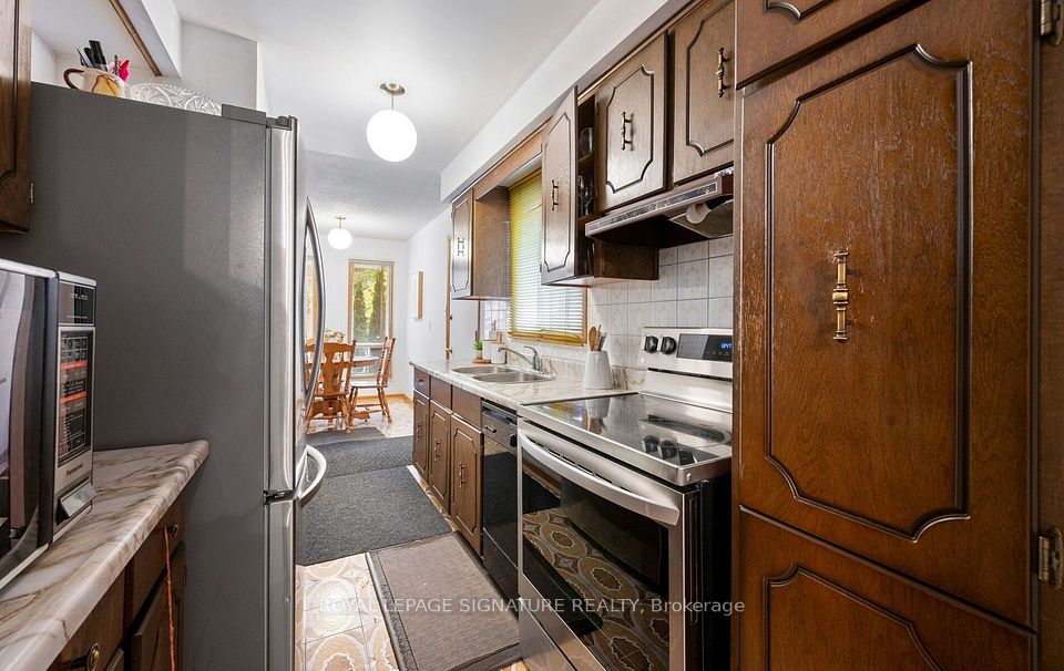 129 Cavell Avenue, Toronto, ON M8V 1P5 12