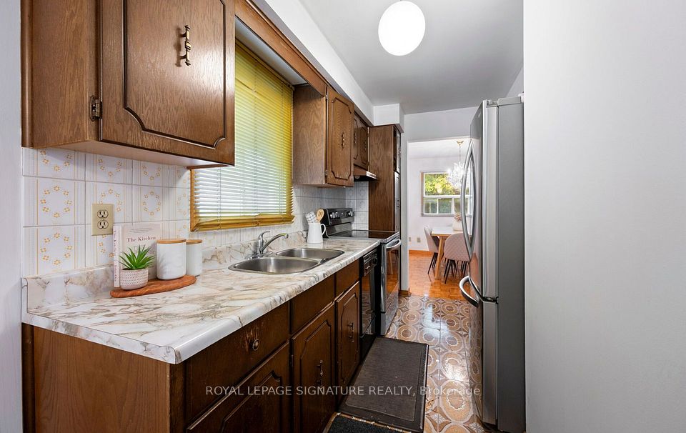 129 Cavell Avenue, Toronto, ON M8V 1P5 18