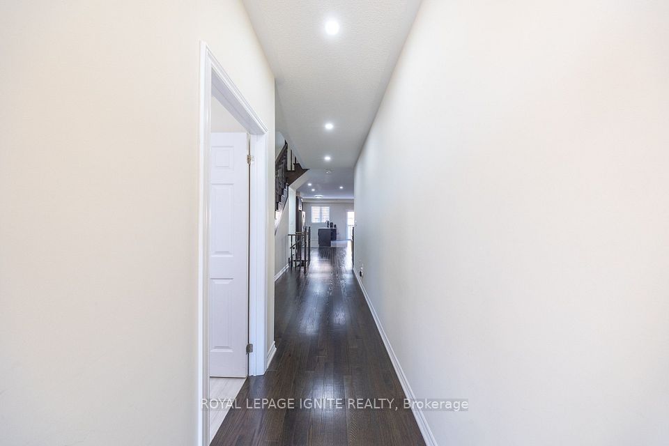 21 Sail Road, Brampton, ON L7A 4W7 5