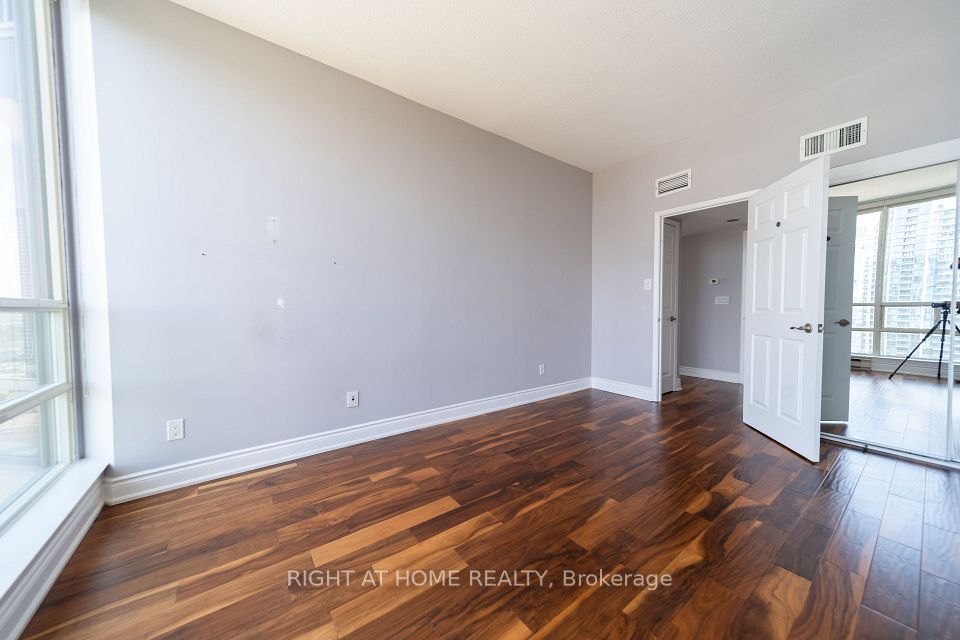45 Kingsbridge Garden Circle 1910, Mississauga, ON L5R 3K4 15