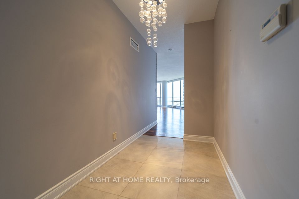 45 Kingsbridge Garden Circle 1910, Mississauga, ON L5R 3K4 2
