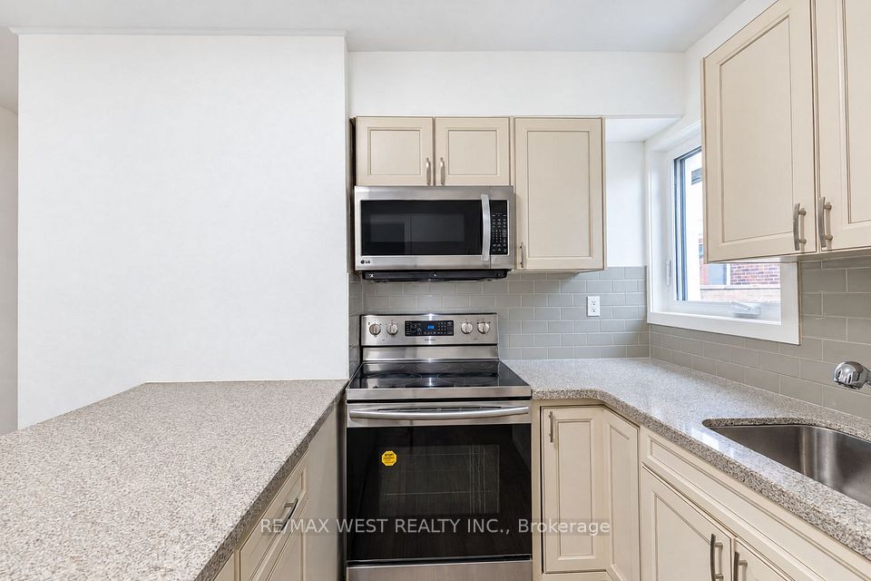 203 Islington Avenue, Toronto, ON M8V 3B8 6