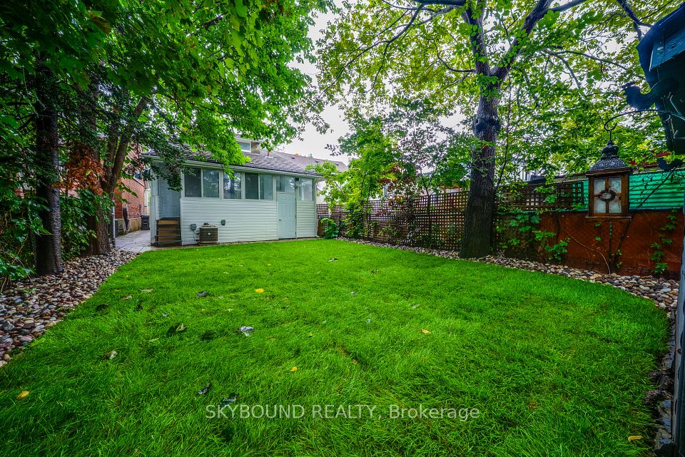 43 Craydon Avenue, Toronto, ON M6M 2C8 25