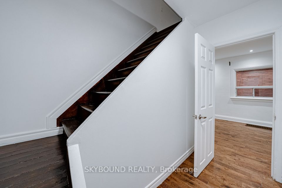 43 Craydon Avenue, Toronto, ON M6M 2C8 17
