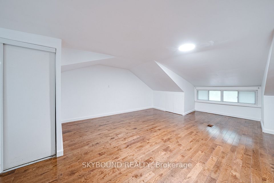 43 Craydon Avenue, Toronto, ON M6M 2C8 18