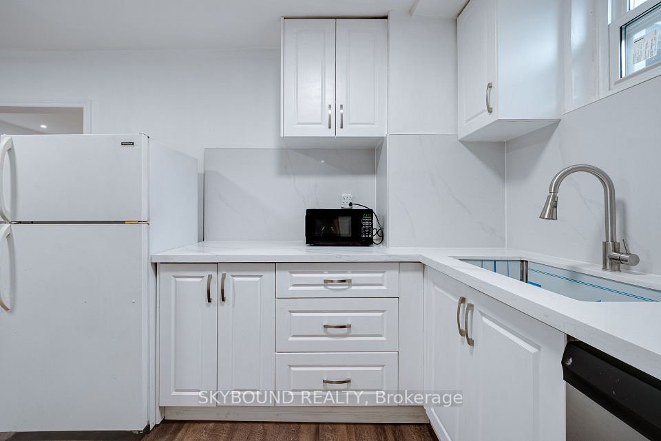 43 Craydon Avenue, Toronto, ON M6M 2C8 7
