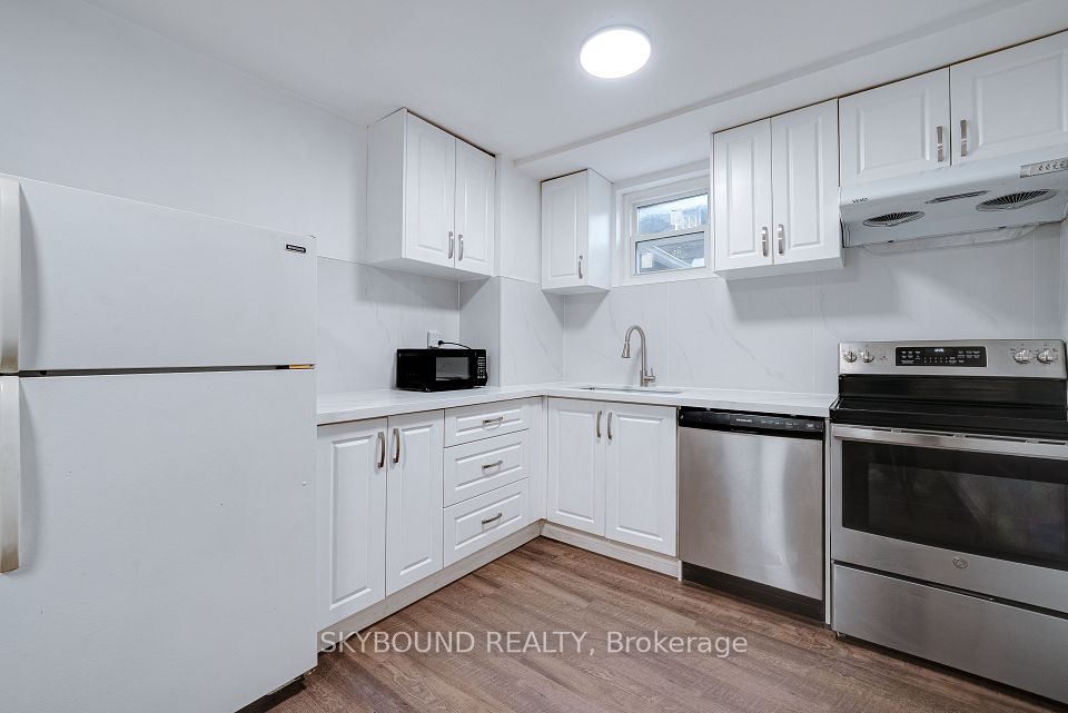 43 Craydon Avenue, Toronto, ON M6M 2C8 12